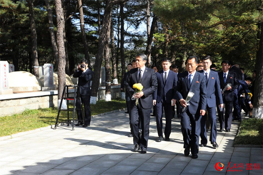 中朝双方人员向志愿军战士铜像敬献花篮、默哀致敬,并向包括毛岸英烈士在内长眠在陵园的134位志愿军英烈祭酒献花,寄托哀思。人民网记者 刘融摄