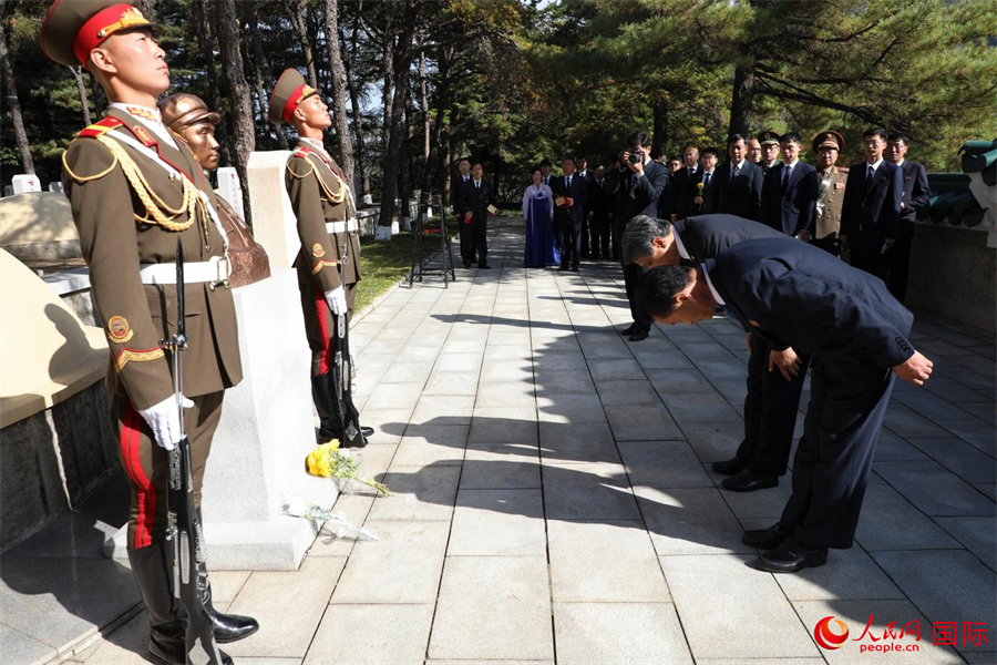 中朝双方人员向志愿军战士铜像敬献花篮、默哀致敬,并向包括毛岸英烈士在内长眠在陵园的134位志愿军英烈祭酒献花,寄托哀思。人民网记者 刘融摄