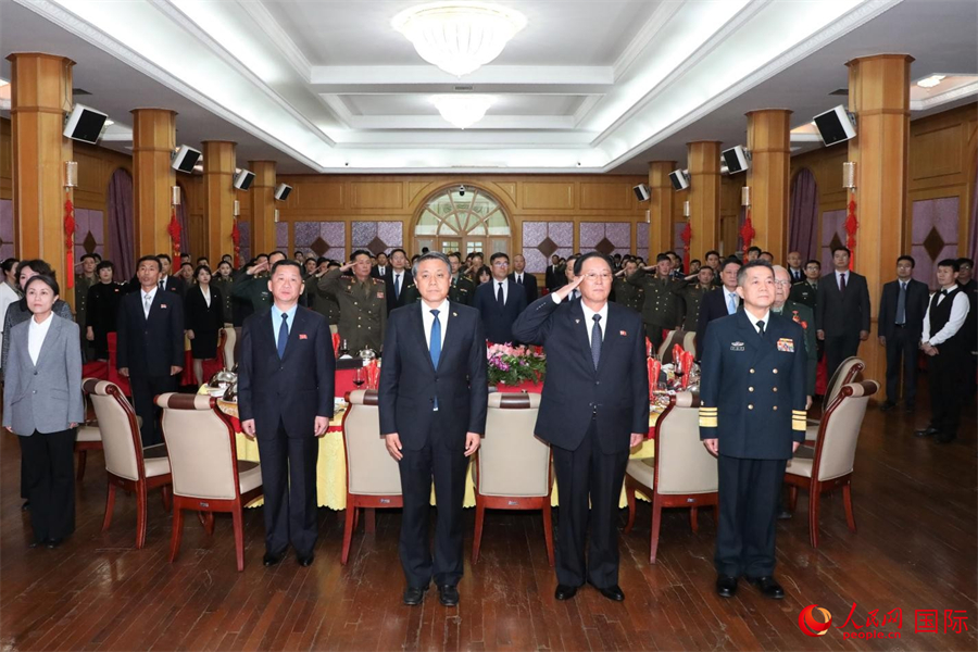 当地时间25日晚,中国驻朝鲜使馆举办中国人民志愿军抗美援朝出国作战75周年纪念招待会。王亚军大使等使馆外交官,正在朝鲜访问的由国防大学政委夏志和中将率领的中国人民解放军代表团、志愿军老战士、烈士亲属和中央国家机关干部祭扫代表团,在朝中方各界代表,朝鲜劳动党中央政治局委员、国防相努光铁大将等朝党政军各部门负责人等140余人出席招待会。人民网记者 刘融摄