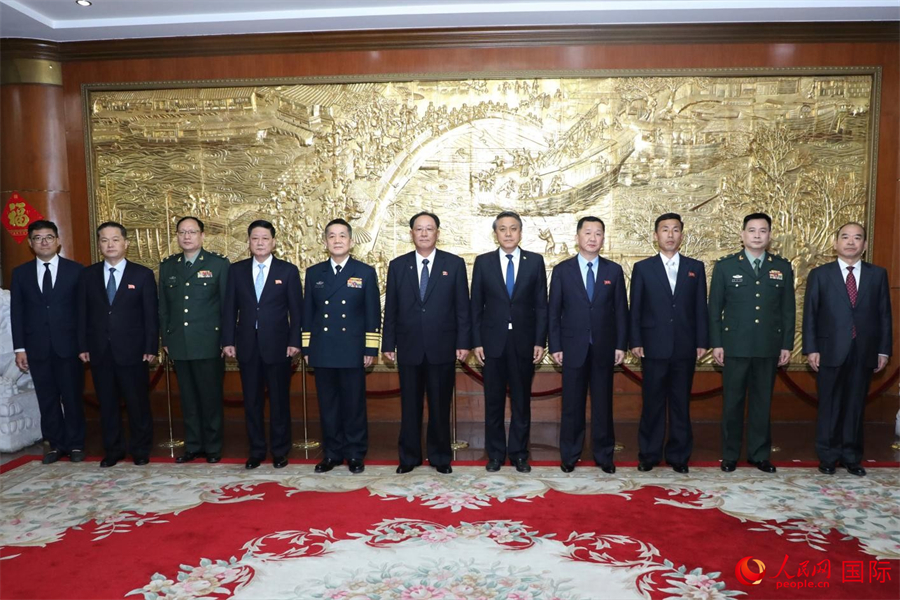 图为招待会前,中朝主要出席人员在中国驻朝鲜使馆合影留念。人民网记者 刘融摄