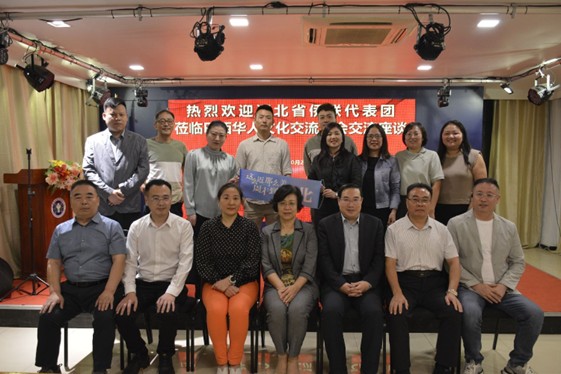 参加座谈会的全体人员合影留念。陈妤汎摄