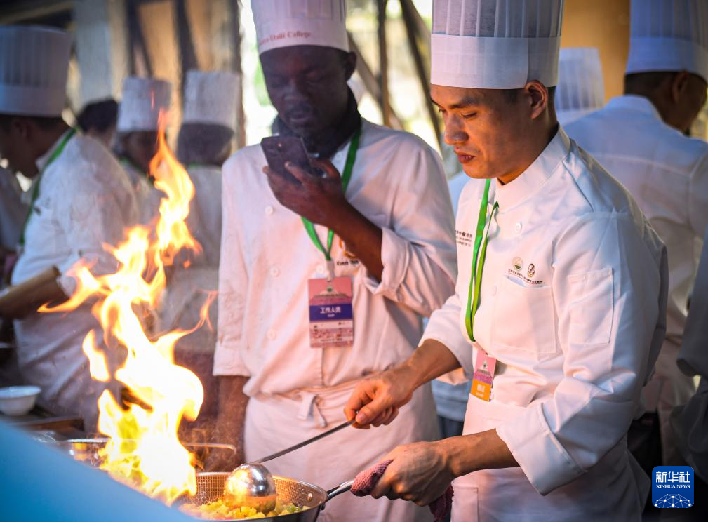 10月30日，在肯尼亚首都内罗毕举行的2025世界中餐非洲大赛上，参赛选手在烹饪菜品。新华社记者 李亚辉 摄