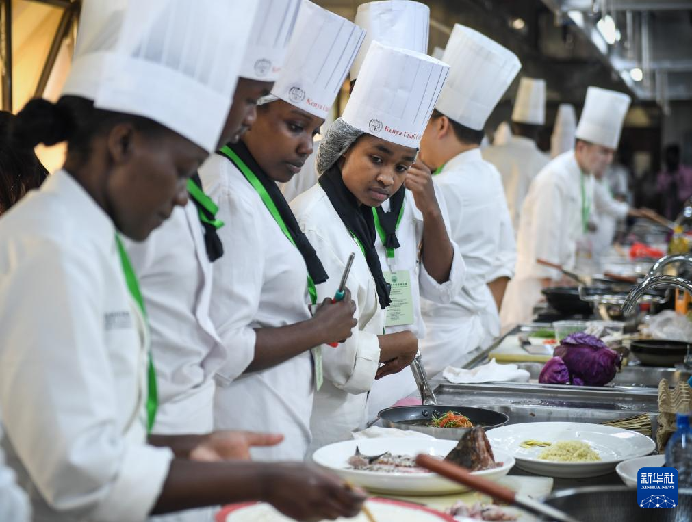 10月30日，在肯尼亚首都内罗毕举行的2025世界中餐非洲大赛上，参赛选手在准备食材。新华社记者 李亚辉 摄