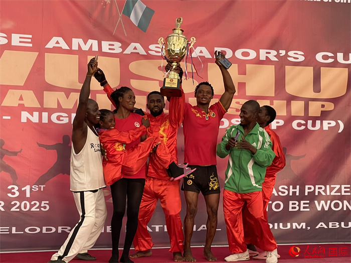 获奖选手欢庆胜利。人民网记者 姜宣摄