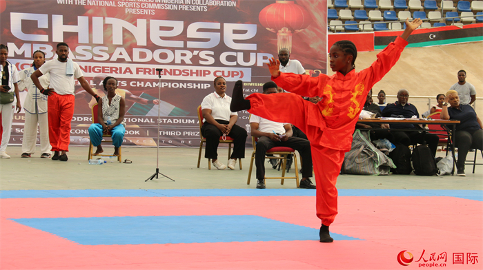 武术比赛中年龄最小的参赛选手表演太极功夫。人民网记者 姜宣摄