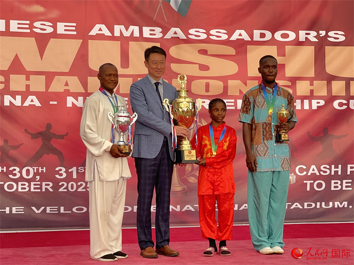 中国驻尼日利亚大使于敦海(左二)为获奖选手颁奖并合影留念。人民网记者 姜宣摄