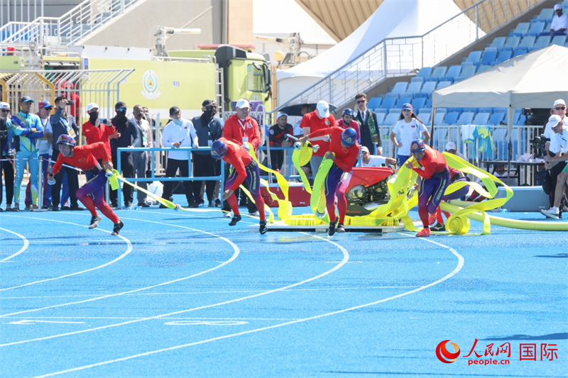 选手们进行手抬机动泵出水打靶比赛。人民网记者 任皓宇摄