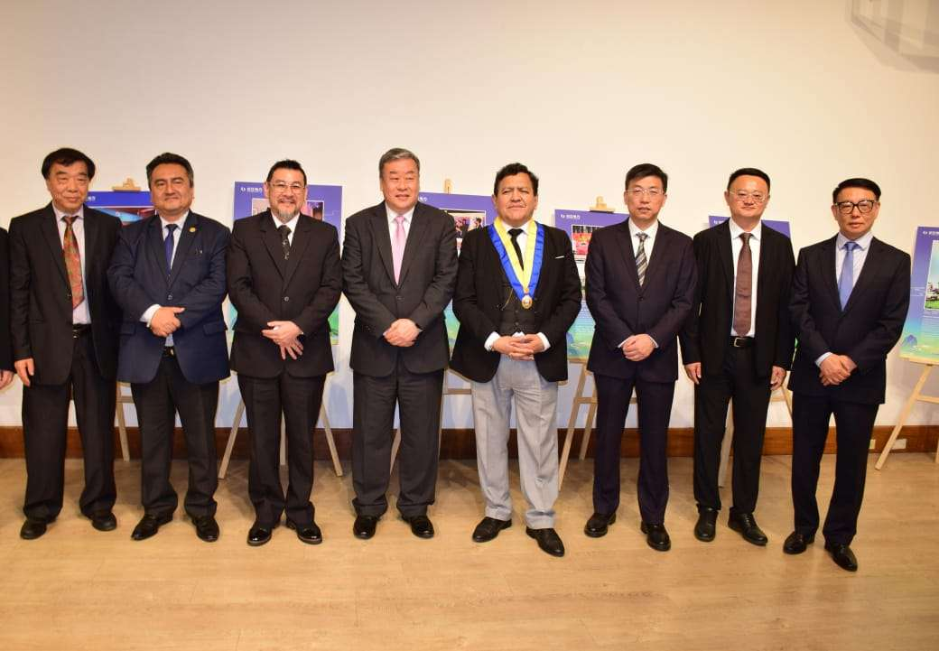 中国驻秘鲁大使宋扬(左四)等嘉宾在首届“中国文化在秘鲁”摄影比赛颁奖典礼上合影。主办方供图