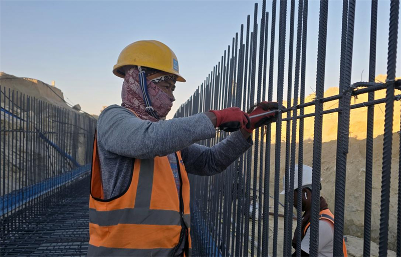 工人在现场捆扎钢筋。项目供图