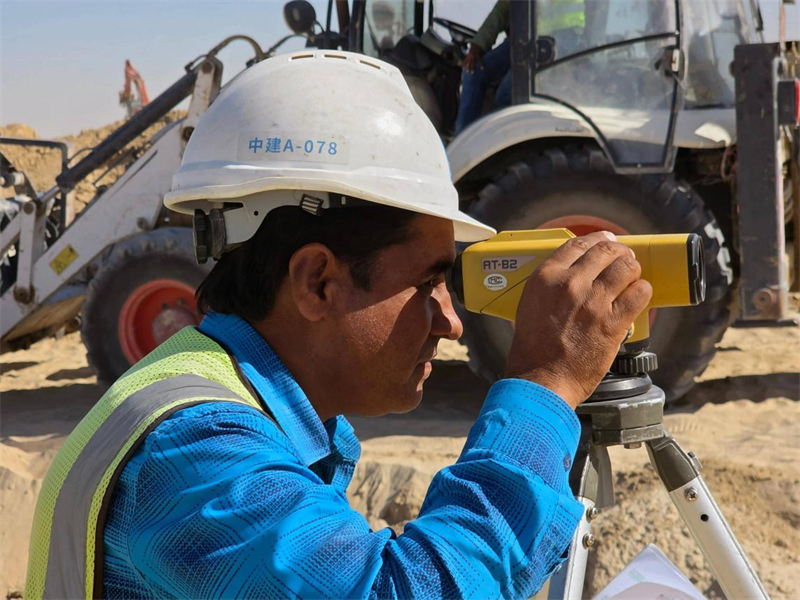工人在进行测量工作。项目供图