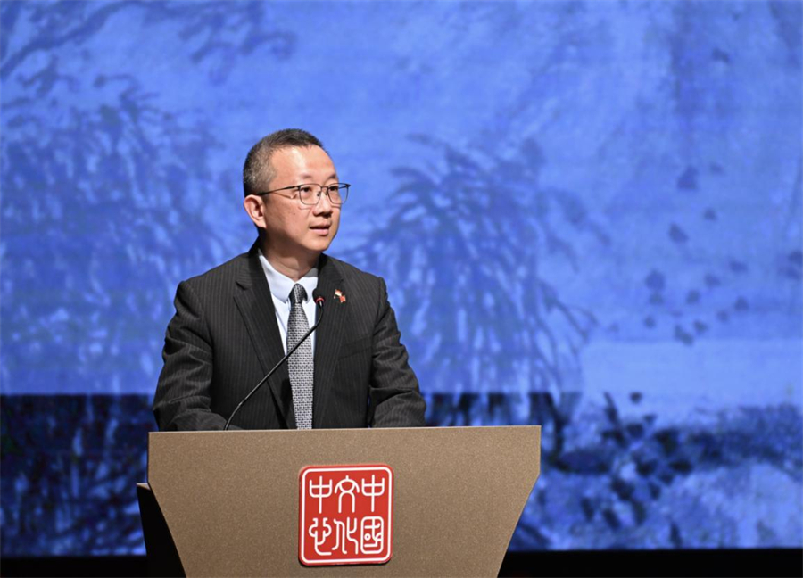 中国驻新加坡使馆临时代办朱憬在特展现场致辞。新加坡中国文化中心供图