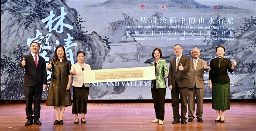 朱憬、章慧霓、陈庆荣、陈莉、孔媛、姚项军、史炜共同为展览揭幕。新加坡中国文化中心供图