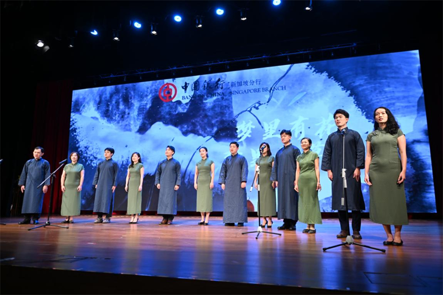 中国银行新加坡分行新声合唱团演唱歌曲《声声慢》。新加坡中国文化中心供图