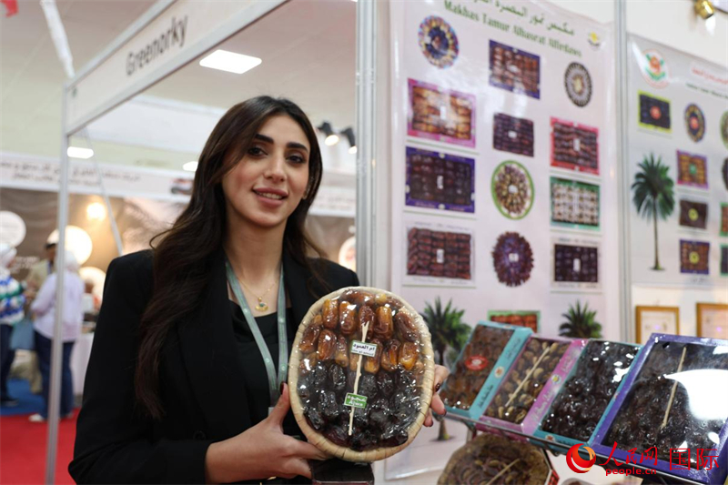 一名参展商展示椰枣产品。人民网伊纳斯·易卜拉欣摄