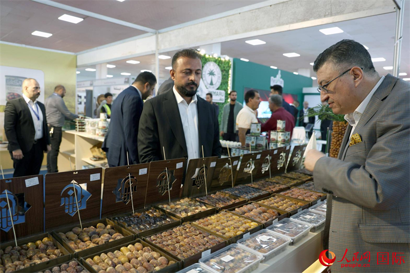 各种展示的椰枣。人民网伊纳斯·易卜拉欣摄