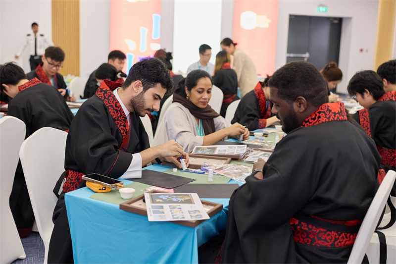 研学营学员体验中国传统文化手工螺钿制作。主办方供图