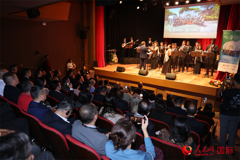 “中国巴西友好之夜”活动中,观众观看科帕卡巴纳要塞乐团成员现场演奏中巴名曲。人民网记者 时元皓摄