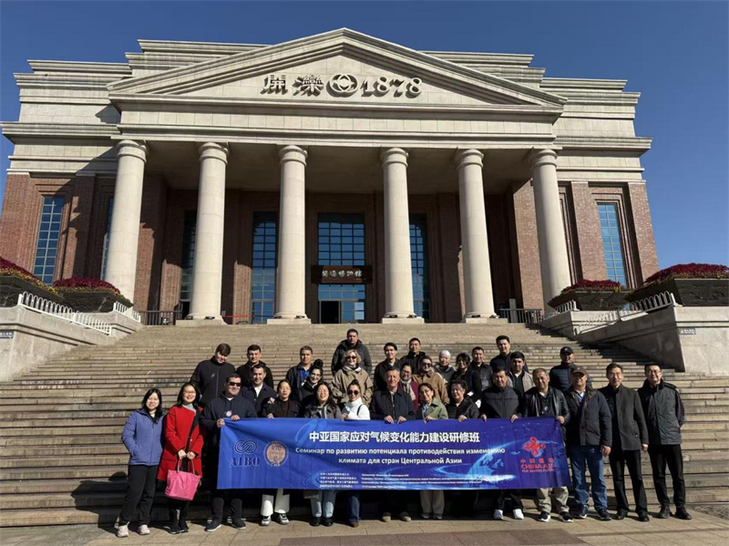 开滦煤矿博物馆合影。中国气象局气象干部培训学院(中国气象局国际合作与培训中心)供图