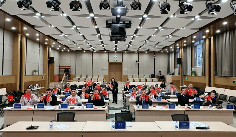 “福”字剪纸教学现场。中国气象局气象干部培训学院(中国气象局国际合作与培训中心)供图