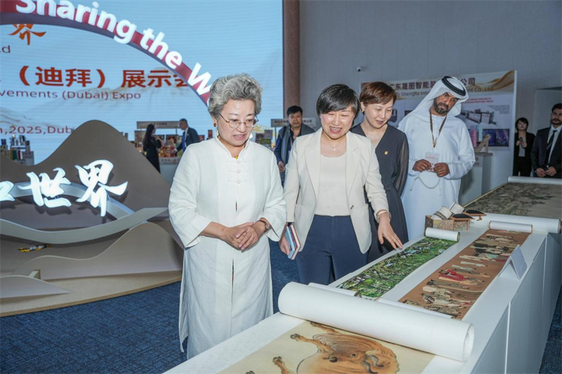 嘉宾巡馆。主办方供图