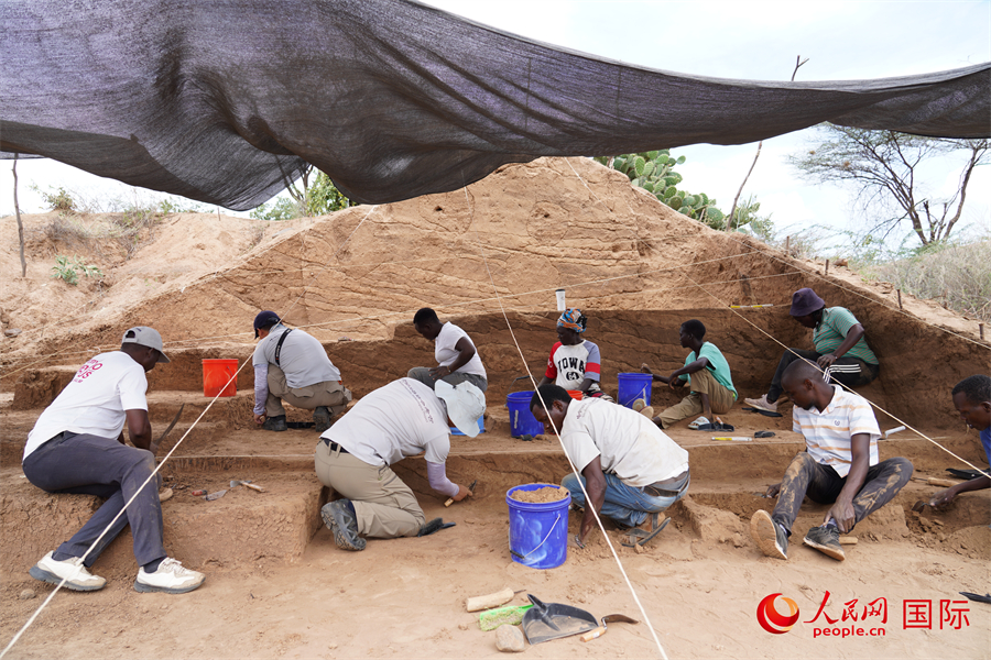 肯尼亚博戈里亚湖遗址第10地点发掘现场。人民网记者 黄炜鑫摄