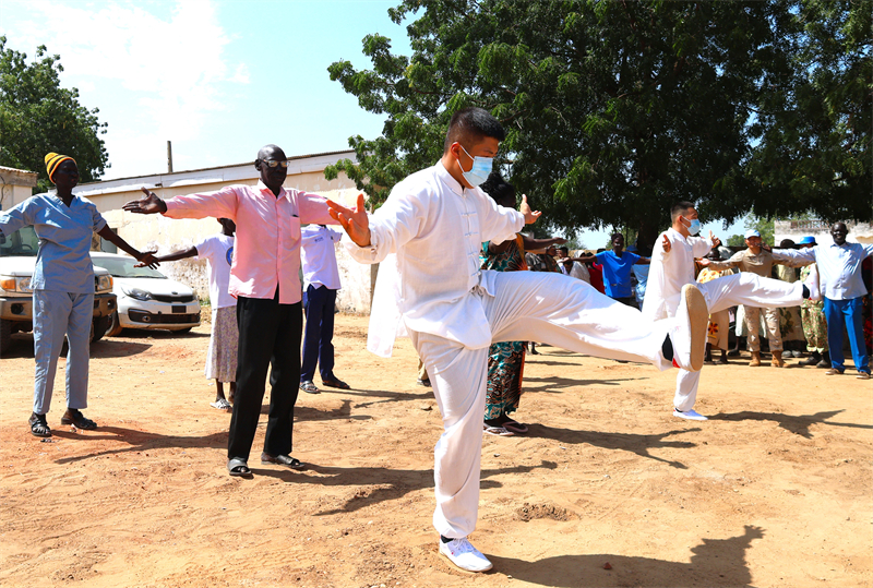 义诊活动现场。韩瑞田摄