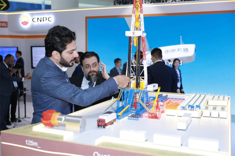 观众在了解万米深井。中国石油供图