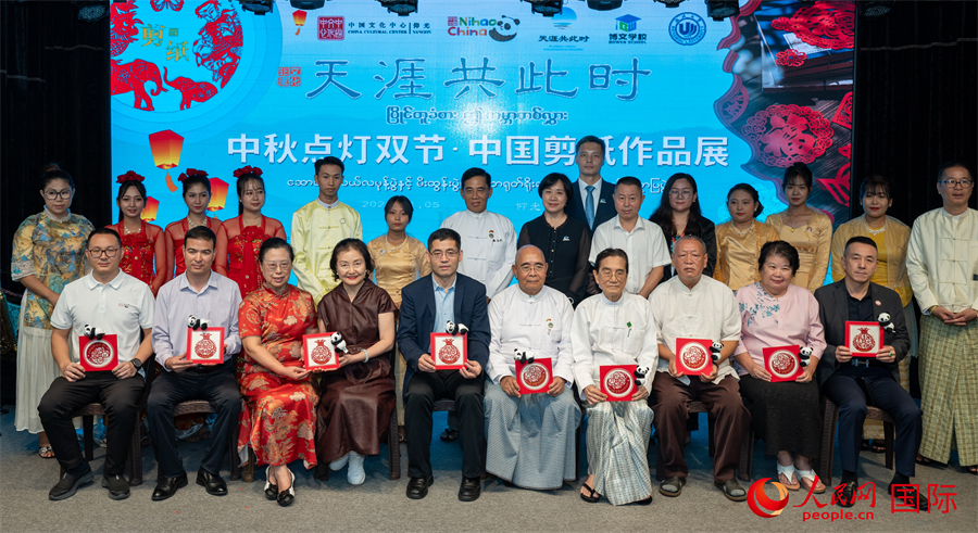 出席活动的嘉宾合影。人民网记者 谢佳君摄