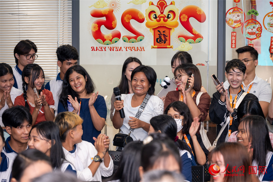 当地观众在活动现场参与中缅文化知识竞答。人民网记者 谢佳君摄