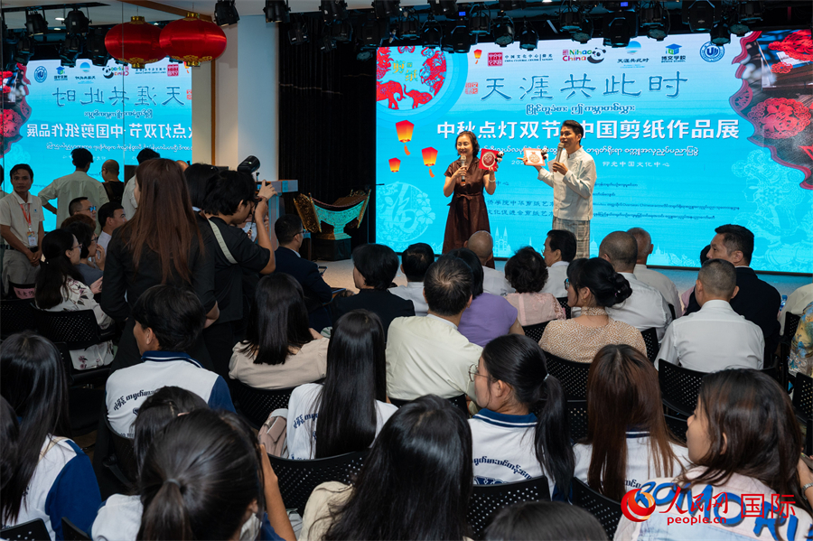 温州剪纸非遗项目代表性传承人张丽丽在现场与当地观众互动。人民网记者 谢佳君摄