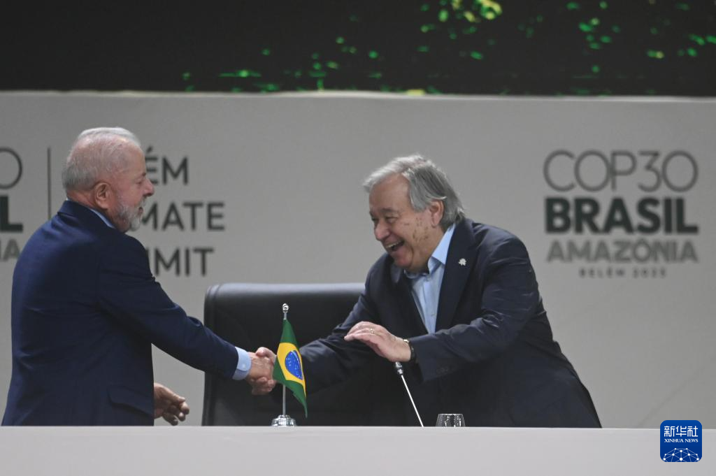 11月6日，在巴西贝伦，巴西总统卢拉（左）在《联合国气候变化框架公约》第30次缔约方大会贝伦气候峰会上与联合国秘书长古特雷斯握手。新华社发（卢西奥·塔沃拉 摄）