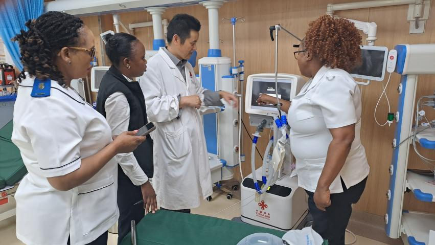 吴辉主任医师现场教学。 中国援莱索托医疗队供图