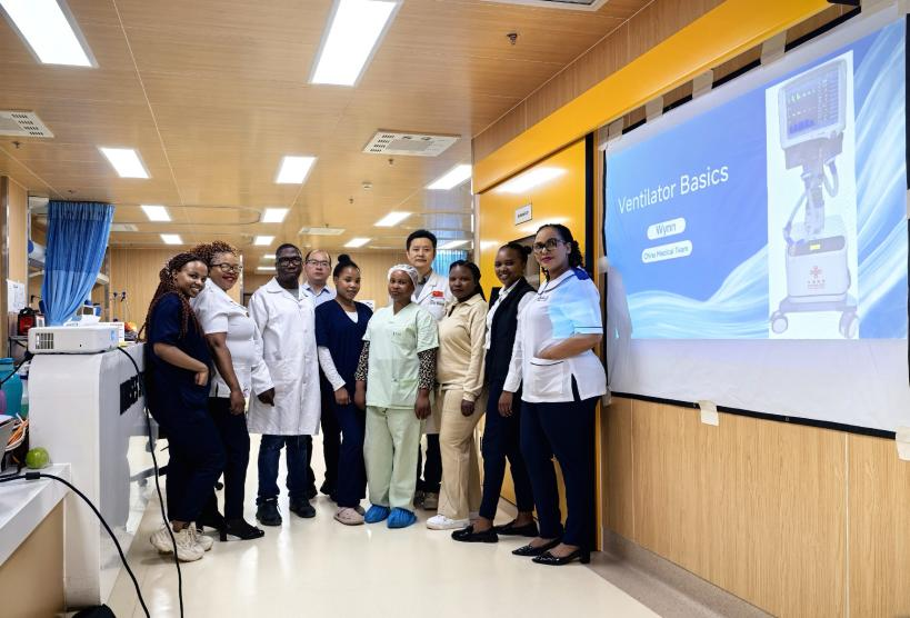 医疗队与重症监护室医护人员合影 中国援莱索托医疗队供图