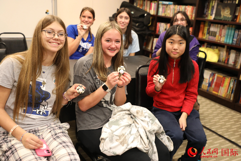 2、马里兰州伦纳德镇高中近40名学习中文的高中生参加了活动。 人民网记者 李志伟摄