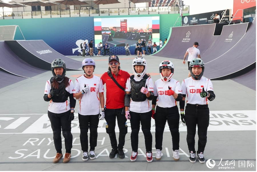 赛前合影。人民网记者 任皓宇摄