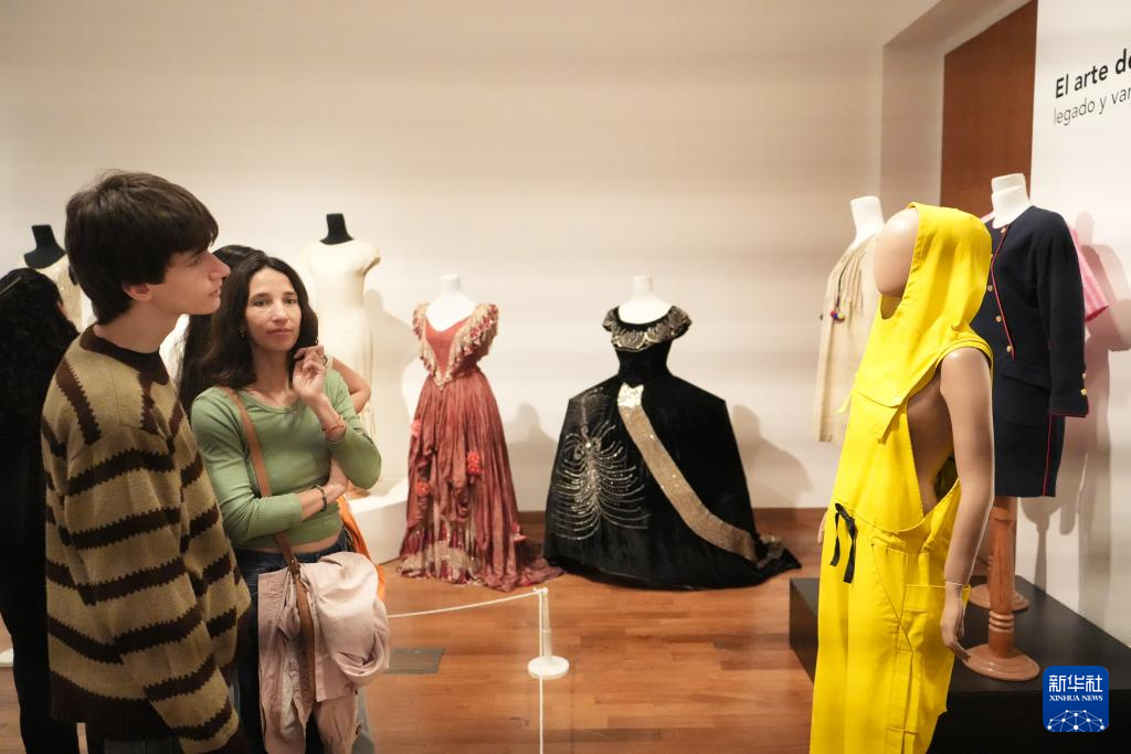 11月8日晚，人们在位于阿根廷布宜诺斯艾利斯自由宫内的服饰博物馆参观。新华社记者 张铎 摄