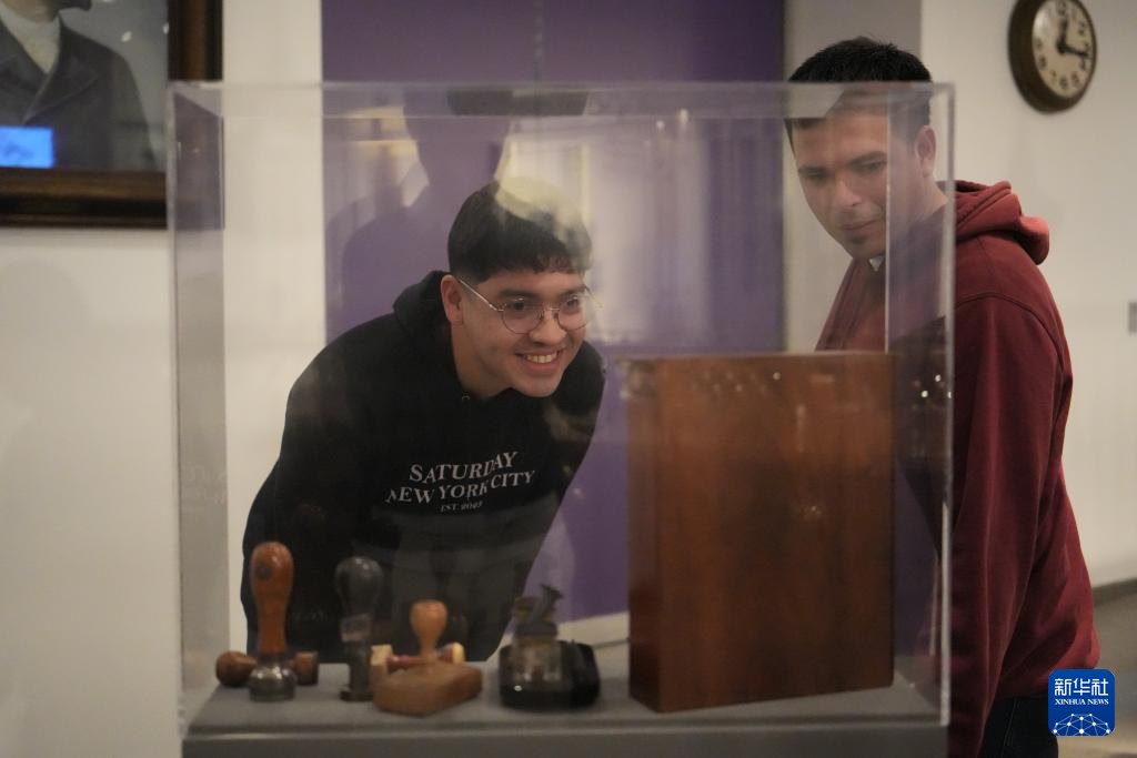 11月8日晚，人们在位于阿根廷布宜诺斯艾利斯自由宫内的邮政博物馆参观。新华社记者 张铎 摄