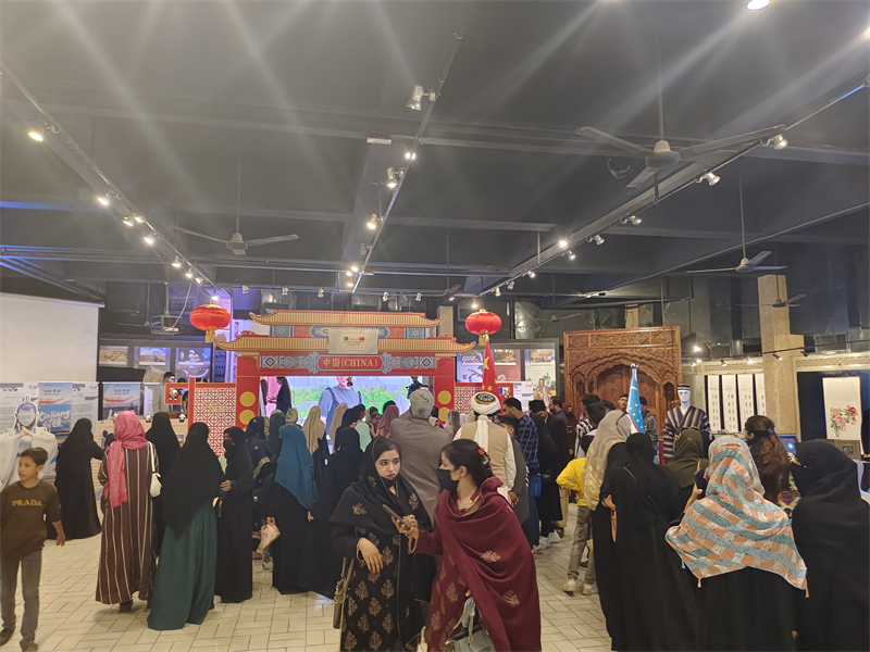 中国旅游文化周活动展区吸引大量当地民众驻足参观。中国驻巴基斯坦使馆供图