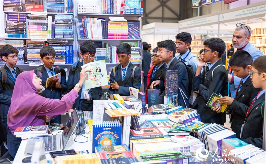 一群学生在了解书籍。人民网 塔里克·易卜拉欣摄