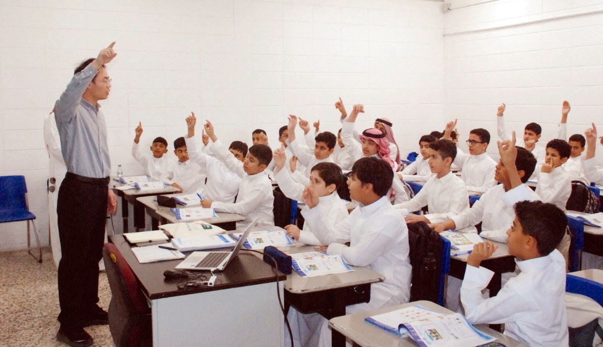 阿哈萨地区一所学校的学生在上中文课。《利雅得报》供图