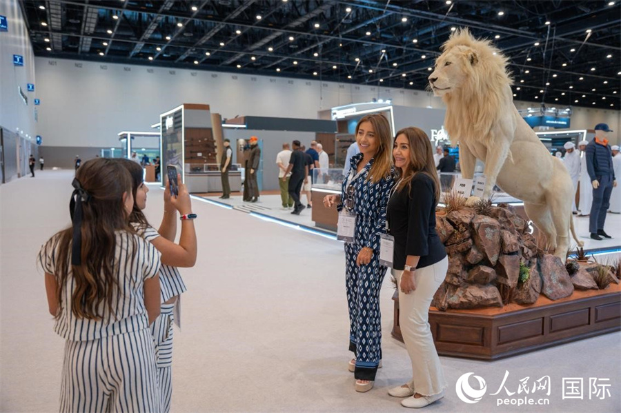 观众在动物标本前留影。人民网 塔里克·易卜拉欣摄