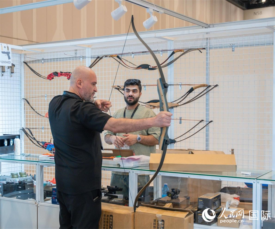 一名观众体验复合弓。人民网 塔里克·易卜拉欣摄