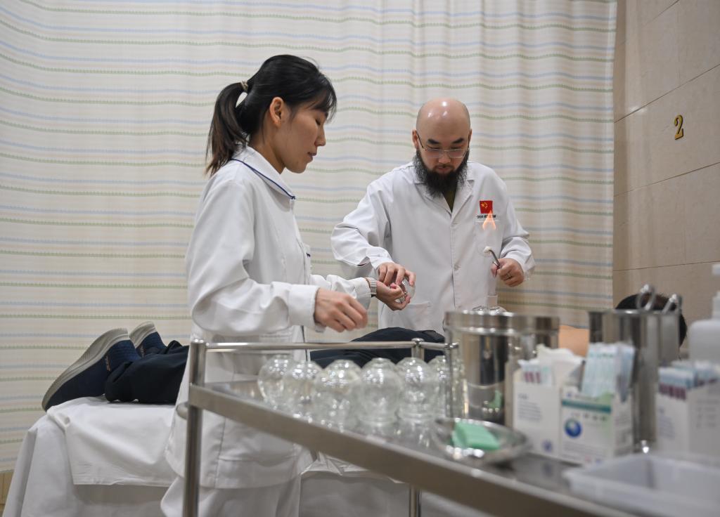 11月2日，医生在科威特首都省自然康复医院的中医诊室里为患者诊疗。新华社记者 刘磊 摄