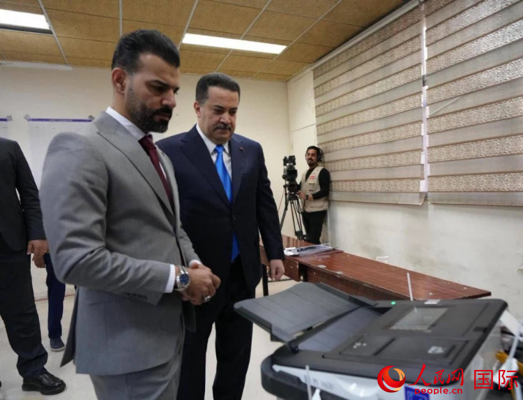 现任总理苏达尼(中)在参加投票。人民网伊纳斯·易卜拉欣摄
