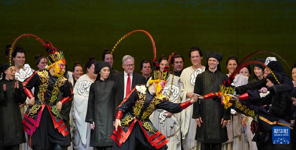 11月14日晚，在美国旧金山，《猴王悟空》主创人员在首演后谢幕。新华社记者 吴晓凌 摄