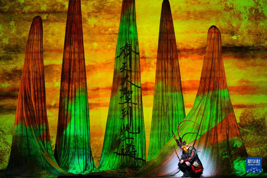 11月12日晚，歌剧《猴王悟空》在美国旧金山进行最后一次彩排。新华社记者 吴晓凌 摄