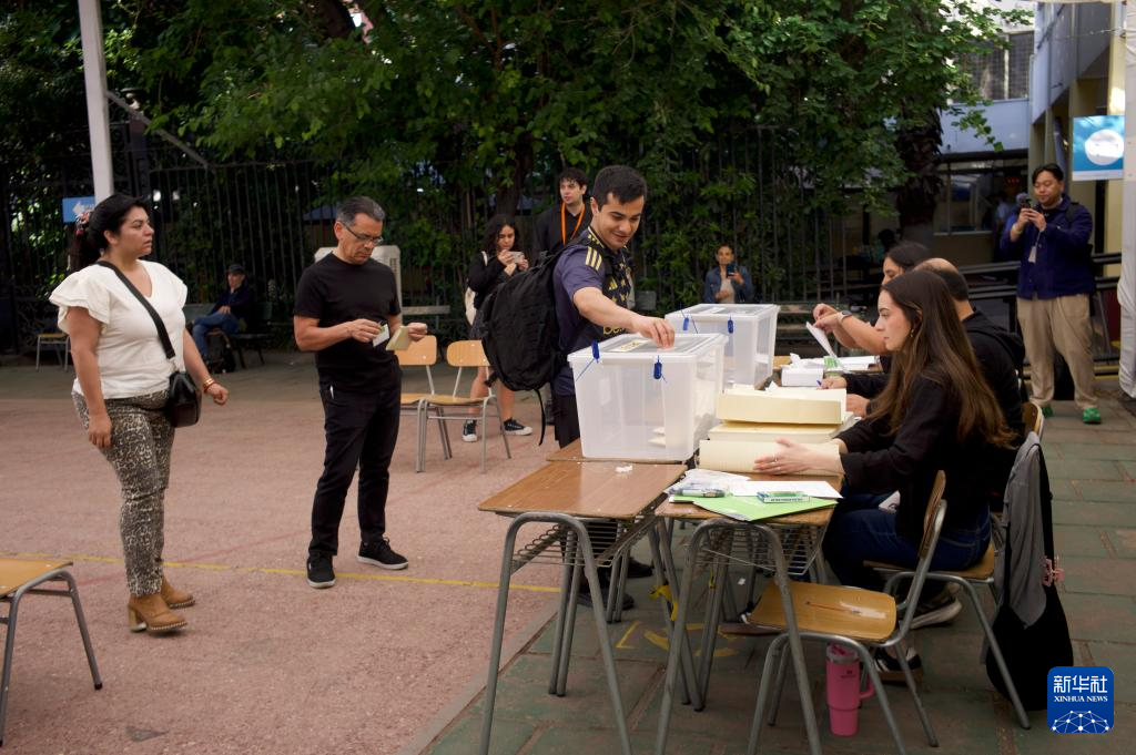 11月16日，选民在智利圣地亚哥的一处投票站参加总统和议会选举投票。新华社记者 赵凯 摄