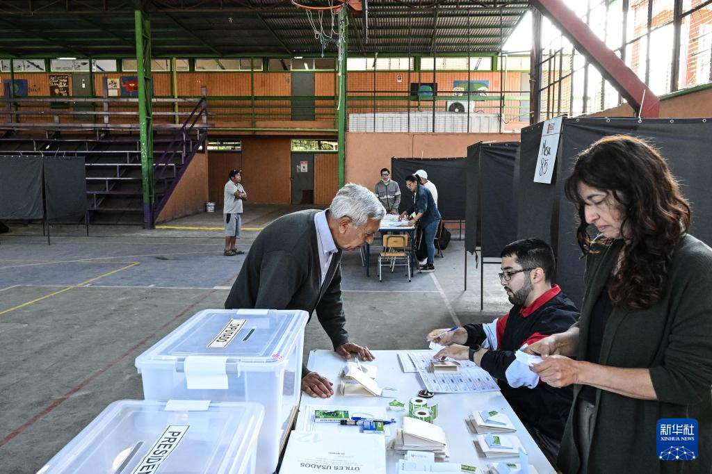 11月16日，选民在智利圣地亚哥的一处投票站参加总统和议会选举投票。新华社发（豪尔赫·比列加斯摄）