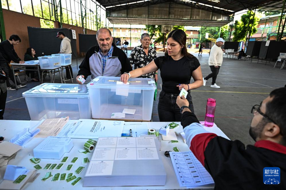 11月16日，选民在智利圣地亚哥的一处投票站参加总统和议会选举投票。新华社发（豪尔赫·比列加斯摄）