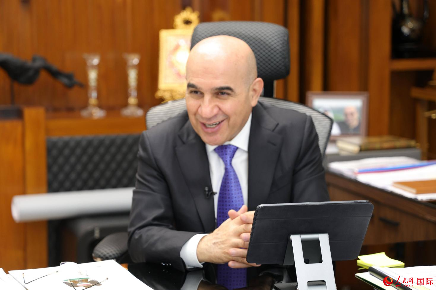 伊拉克住建部部长雷卡尼接受采访。人民网伊纳斯·易卜拉欣摄